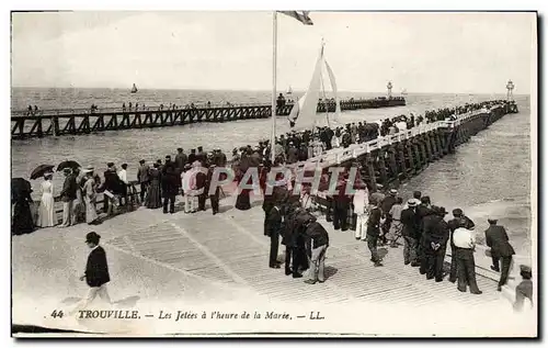 Cartes postales Trouville Les jetees a l&#39heure phare de la maree Bateau