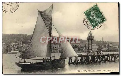 Cartes postales Trouville Entree des jetees Bateau