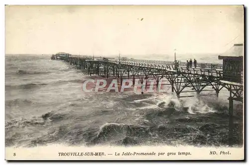 Cartes postales Trouville sur mer la jetee promenade par gros temps