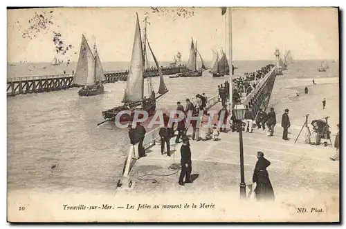 Cartes postales Trouville sur mer Les jetees au moment de la maree Bateaux