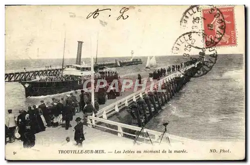 Cartes postales Trouville sur mer Les jetees au moment de la maree Bateau