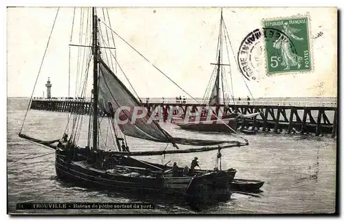 Cartes postales Trouville Bateau de peche sortant du port