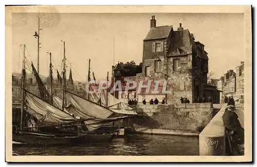 Ansichtskarte AK Honfleur La Lieutenance et le Port Bateaux