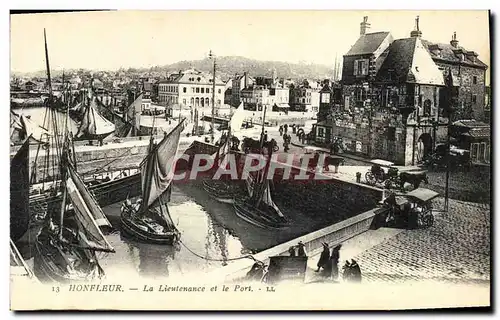 Cartes postales Honfleur La Lieutenance et le Port Bateaux