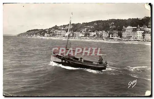 Cartes postales moderne Trouville Deauville barques de peche et la plage