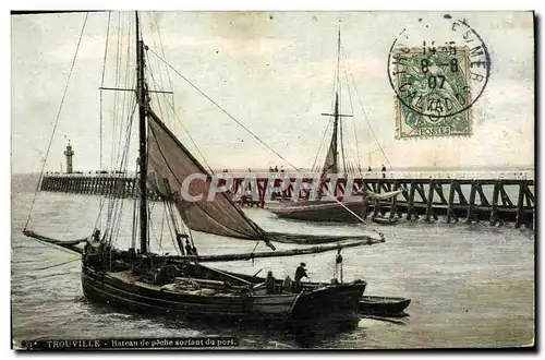 Cartes postales Trouville Bateau de peche sortant du port