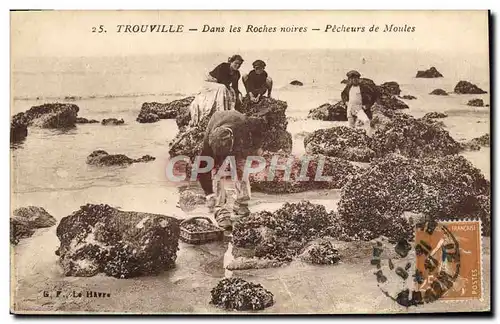 Cartes postales Trouville Dans les roches noires pecheurs de moules Peche