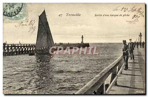 Cartes postales Trouville Sortie d&#39une barque de peche Bateau