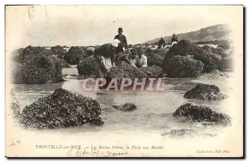 Cartes postales Trouville Sur mer Les roches noires la peche aux moules