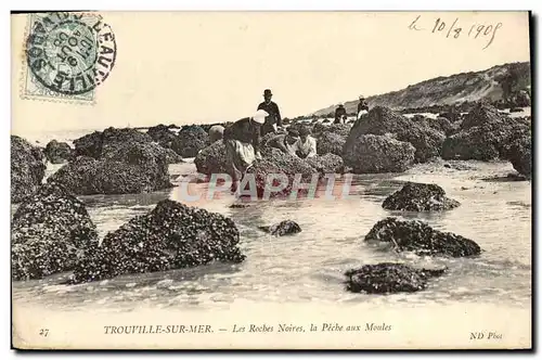 Cartes postales Trouville Sur mer Les roches noires la peche aux moules