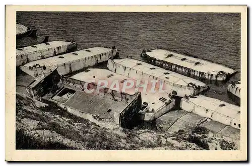 Cartes postales Arromanches petits bateaux flotteurs en ciment utilises pour le debarquement Militaria