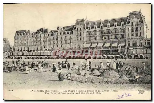 Cartes postales Cabourg La Plage a maree basse et le Grand Hotel Enfants Chateau de sable