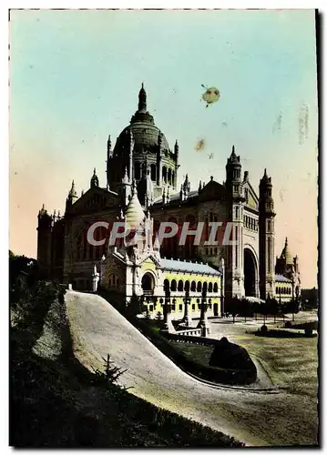 Cartes postales moderne La basilique de lisieux perspective de l&#39entree du parvis