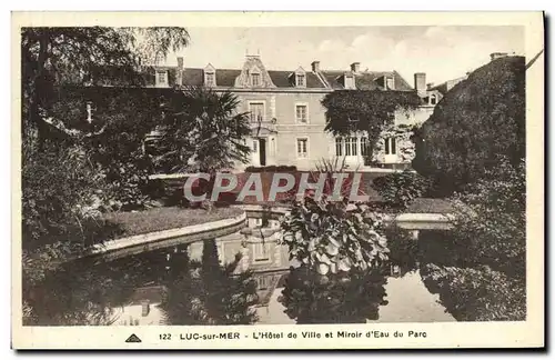 Cartes postales Luc sur mer l&#39hotel de ville et miroir d&#39eau du parc