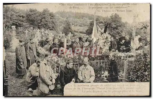 Ansichtskarte AK Lisieux Cimetiere Groupe de soldats venus pries Therese