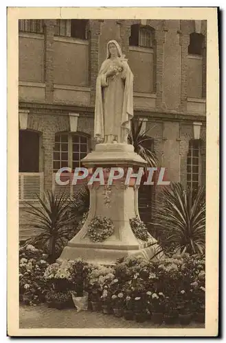 Ansichtskarte AK Statue de Sainte Therese de l&#39Enfant Jesus dans la cour d&#39entree du Carmel de Lisieux