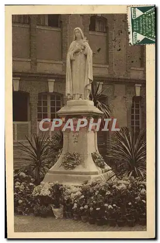 Ansichtskarte AK Statue de Sainte Therese de l&#39Enfant Jesus dans la cour d&#39entree du Carmel de Lisieux