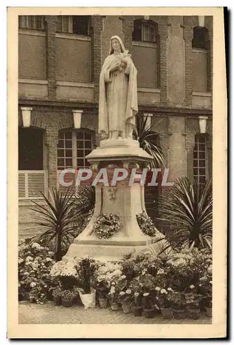 Ansichtskarte AK Statue de Sainte Therese de l&#39Enfant Jesus dans la cour d&#39entree du Carmel de Lisieux