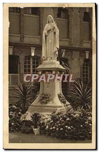 Ansichtskarte AK Statue de Sainte Therese de l&#39Enfant Jesus dans la cour d&#39entree du Carmel de Lisieux