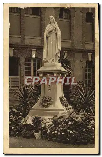 Cartes postales Statue de Sainte Therese de l&#39Enfant Jesus dans la cour d&#39entree du Carmel de Lisieux