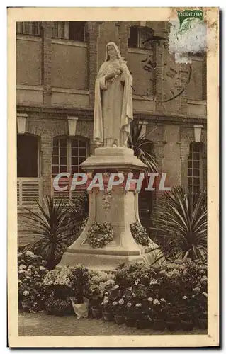 Ansichtskarte AK Statue de Sainte Therese de l&#39Enfant Jesus dans la cour d&#39entree du Carmel de Lisieux