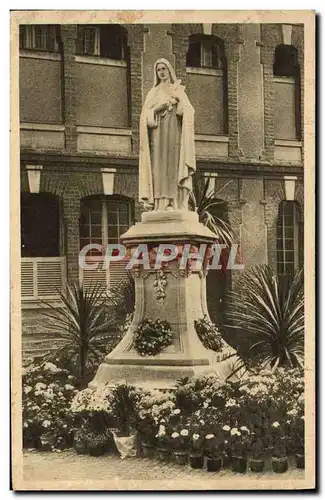 Ansichtskarte AK Statue de Sainte Therese de l&#39Enfant Jesus dans la cour d&#39entree du Carmel de Lisieux