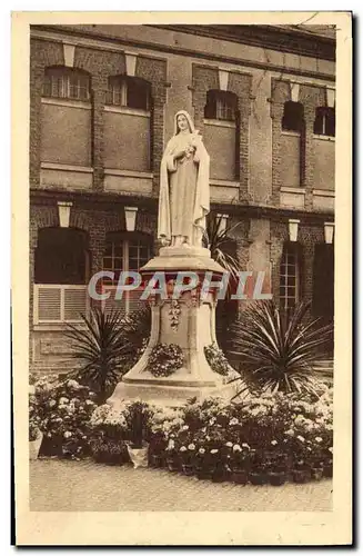 Ansichtskarte AK Statue de Sainte Therese de l&#39Enfant Jesus dans la cour d&#39entree du Carmel de Lisieux