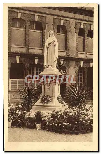 Cartes postales Statue de Sainte Therese de l&#39Enfant Jesus dans la cour d&#39entree du Carmel de Lisieux