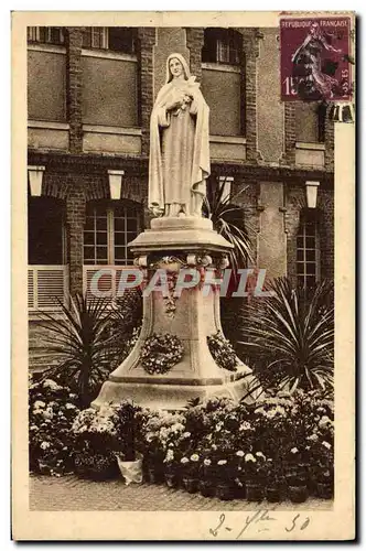 Ansichtskarte AK Statue de Sainte Therese de l&#39Enfant Jesus dans la cour d&#39entree du Carmel de Lisieux