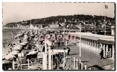 Cartes postales Deauville La plage fleurie vue d'ensemble sur la plage et la ville