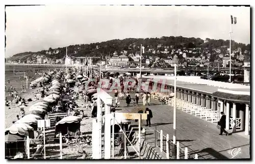 Cartes postales Deauville La plage fleurie vue d'ensemble sur la plage et la ville