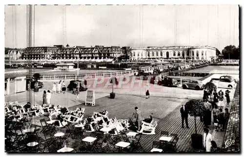 Cartes postales Deauville La plage felurie vue vers le normandy et le casino