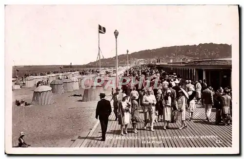 Cartes postales Deauville La plage Le chemin de planches et la plage