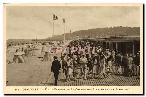 Cartes postales Deauville La plage fleurie Le chemin des planches et la plage