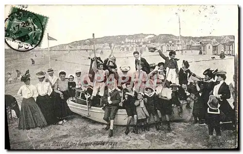 Ansichtskarte AK Deauville Une barque sur la place Enfants