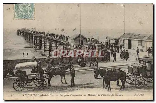 Cartes postales Trouville La Jetee Promenade au Moment de Parrivee du Bateau