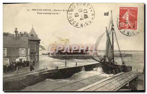 Ansichtskarte AK Port En Bessin pendant la tempete Bateaux