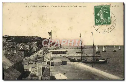 Cartes postales Port En Bessin L&#39Entree des bassins et le quai Letourneur Bateau