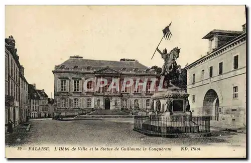 Cartes postales Falaise L'Hotel de Ville et la statue de Guillaume le Conquerant