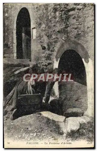 Ansichtskarte AK Falaise La Fontaine d&#39Arlette Femme Folklore