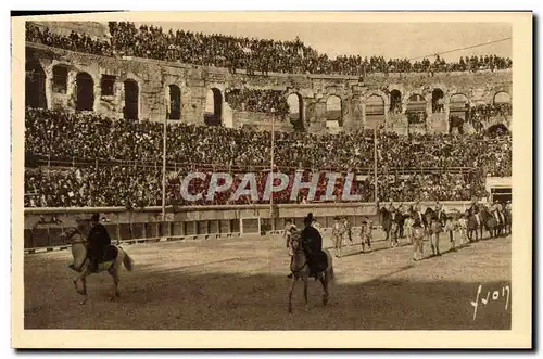 Cartes postales Nimes Les Arenes Un Jour de Corrida Le paseo Taureau