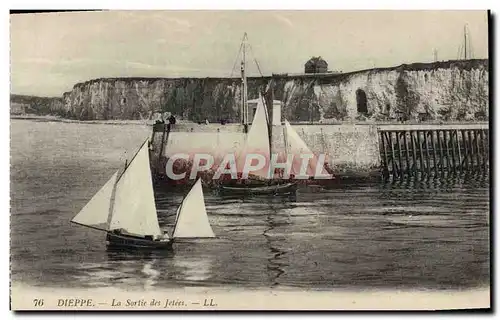 Cartes postales Dieppe La Sortie des Jetees Bateaux