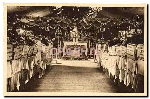 Cartes postales Douaumont L&#39Ossuaire provisoire Militaria