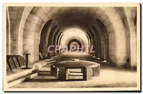 Cartes postales Douaumont Cloitre de l&#39Ossuaire Alveoles des Tombeaux Militaria