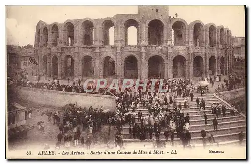 Ansichtskarte AK Arles Les Arenes Sortie D&#39Une Course De Mise a Mort Corrida Taureau