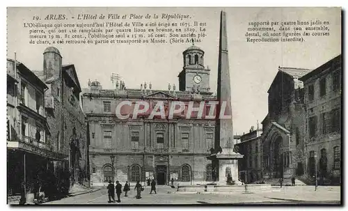 Cartes postales Arles L&#39Hotel De Ville Et Place De La Republique