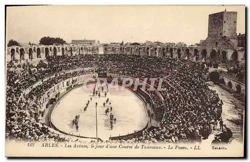 Ansichtskarte AK Arles Les Arenes le jour d&#39une course de tombeaux le paseo Corrida