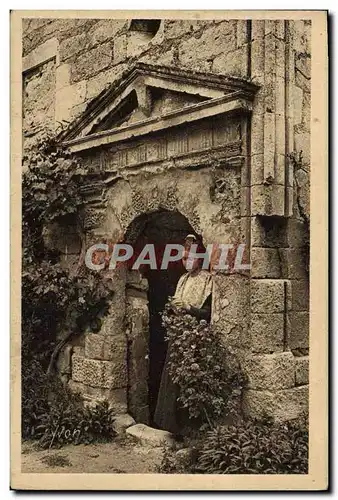 Cartes postales Jeune fille et vieilles pierres de St Remy Folklore Costume