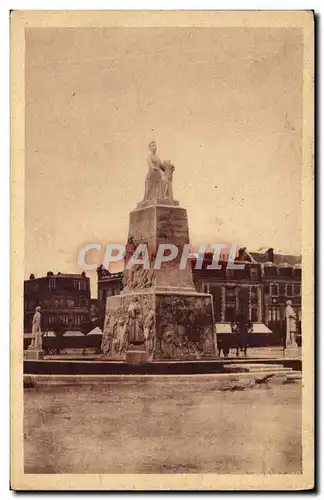 Cartes postales Soissons Place Centrale et Monument aux Morts Militaria