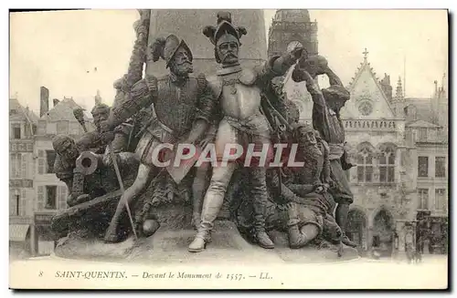 Cartes postales Saint Quentin Devant Le Monument de 1557 Militaria